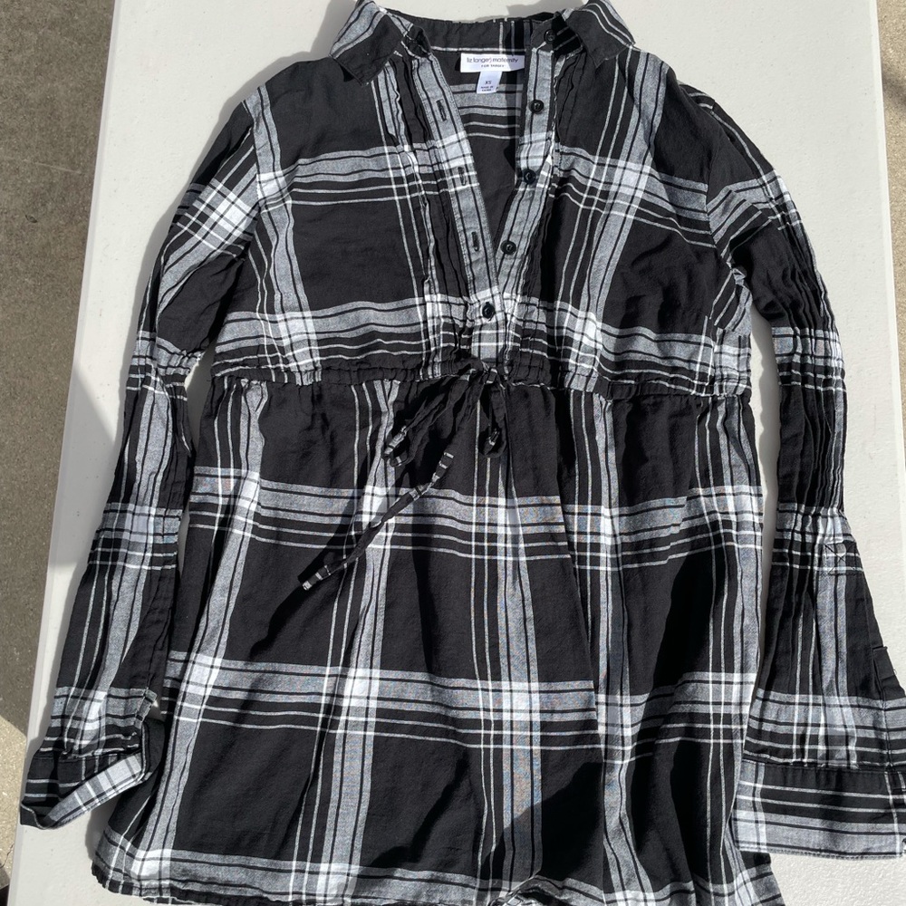 Liz Lange for target maternity dress shirt. Size XS. Black & white.
